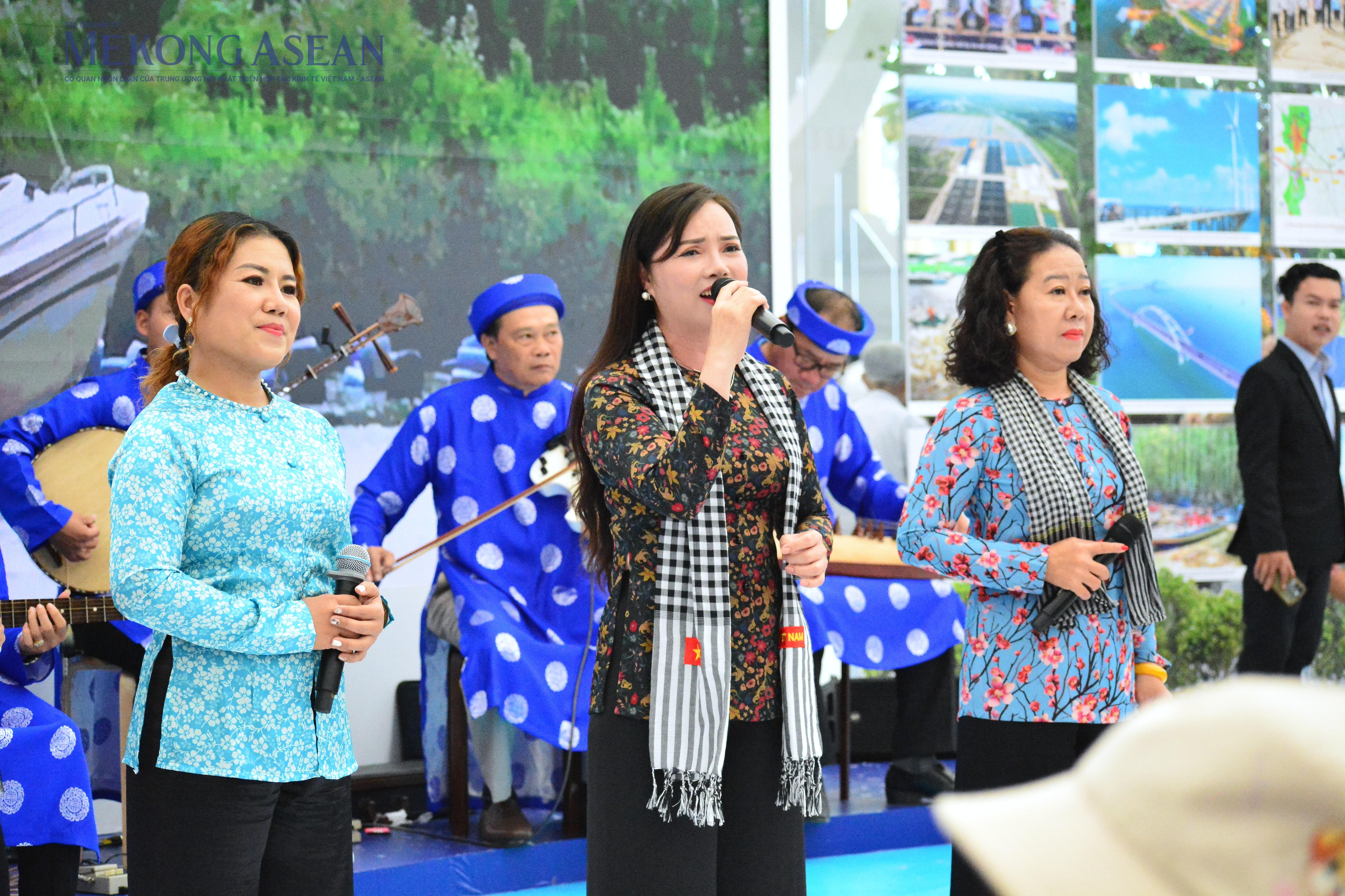 Ngân vang dáng hình sông nước miền Tây tại Triển lãm 80 năm đất nước. Ảnh: Lê Hồng Nhung - Mekong ASEAN