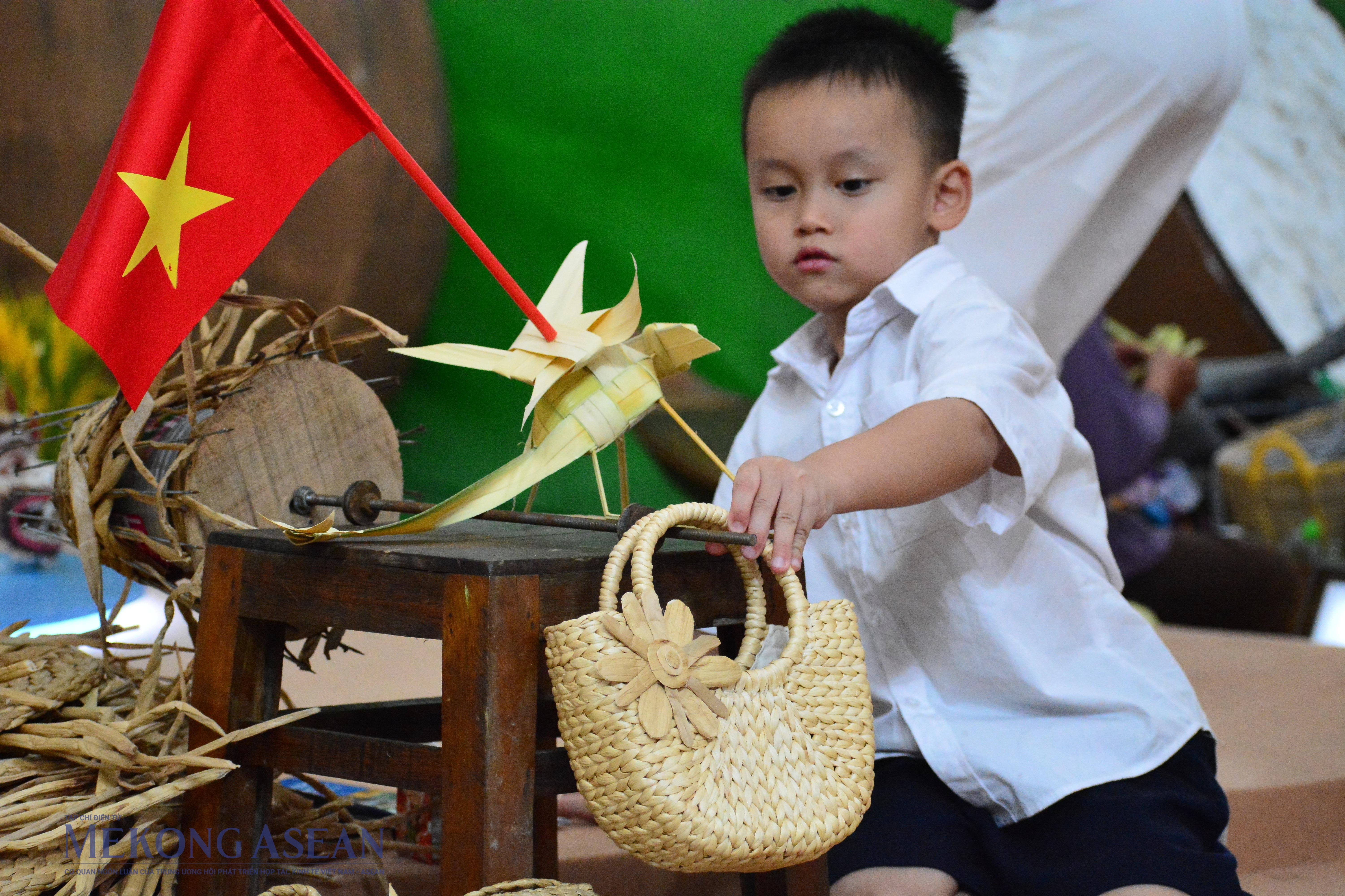 Ngân vang dáng hình sông nước miền Tây tại Triển lãm 80 năm đất nước