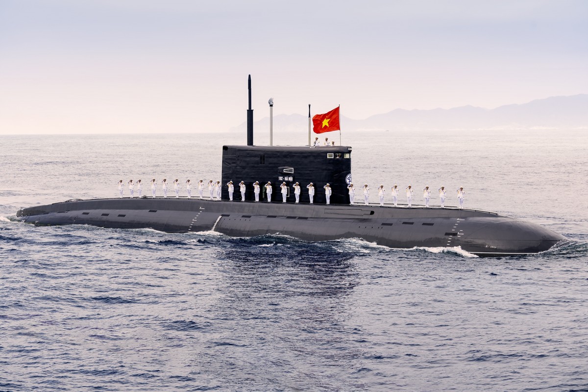 Biên đội tàu ngầm Kilo 636 rời bến làm nhiệm vụ. Ảnh: VGP.