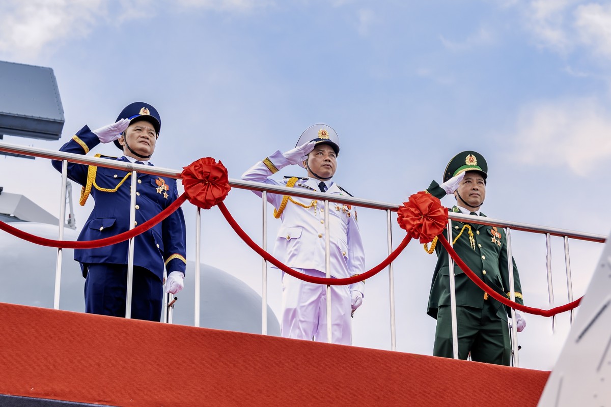 Lãnh đạo Quân chủng Hải quân, Bộ đội Biên phòng, Cảnh sát biển tham gia duyệt binh. Ảnh: VGP.