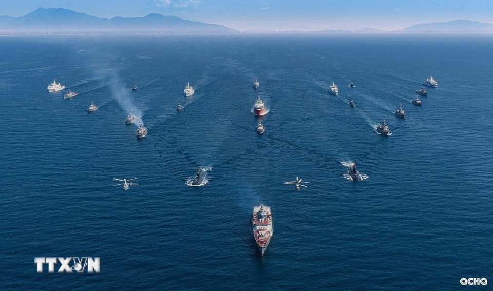 Các lực lượng diễu binh trên biển chào cờ Tổ quốc. Ảnh: Quân chủng hải quân/TTXVN.