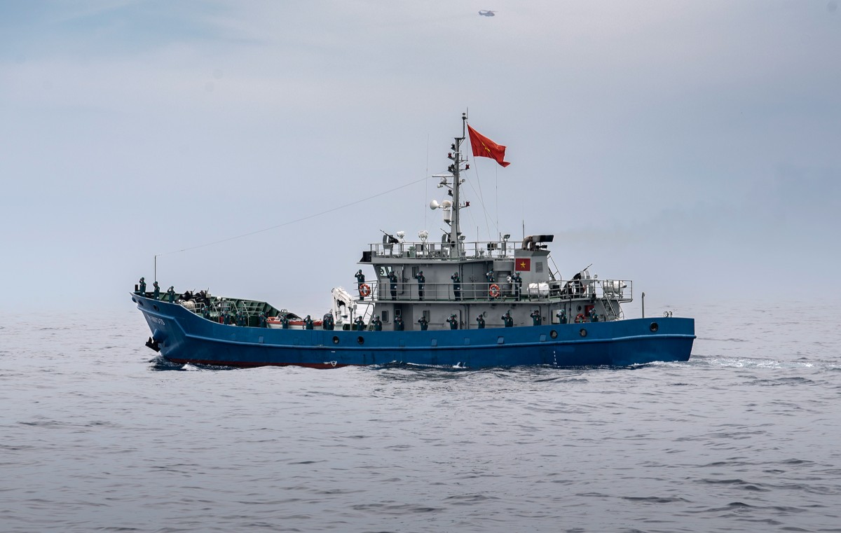 Tàu dân quân Thường trực tham gia diễu binh trên biển.