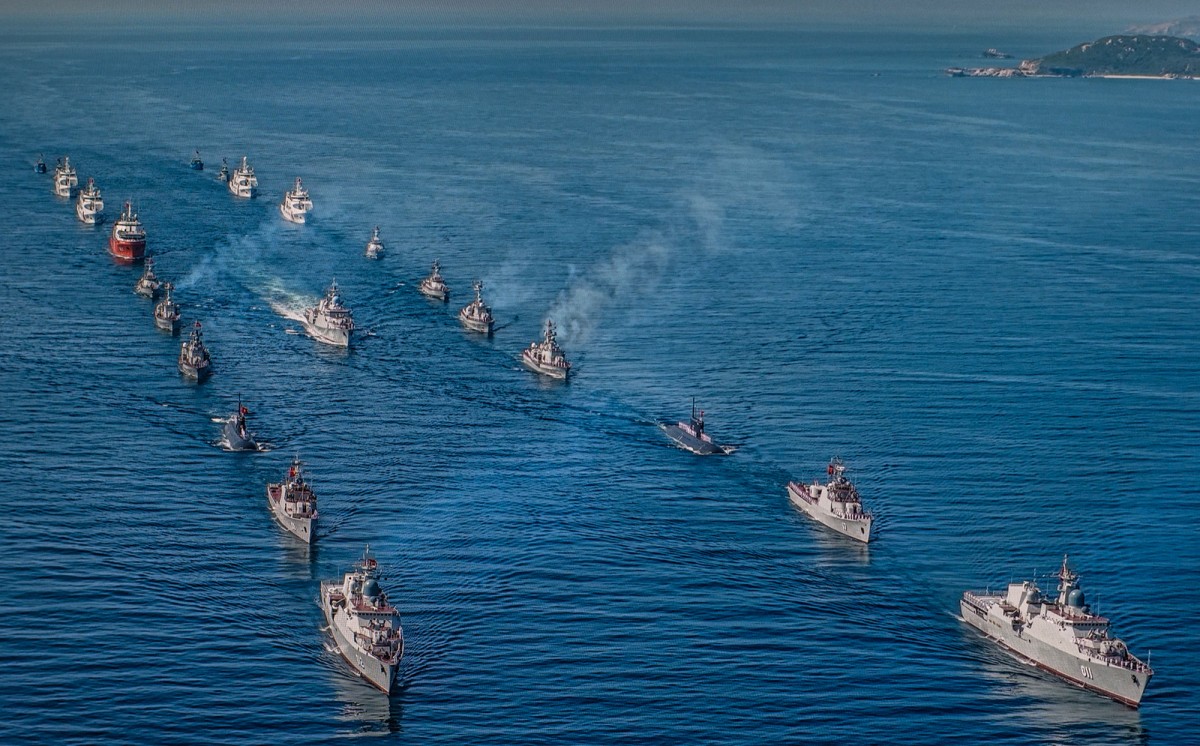Tàu chỉ huy (đi giữa) đang duyệt đội hình diễu binh trên biển