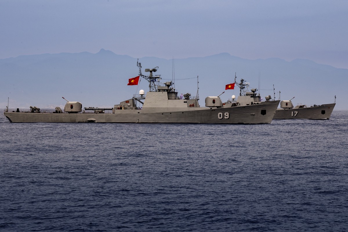 Biên đội tàu hộ vệ chống ngầm lớp 159 rời bến làm nhiệm vụ