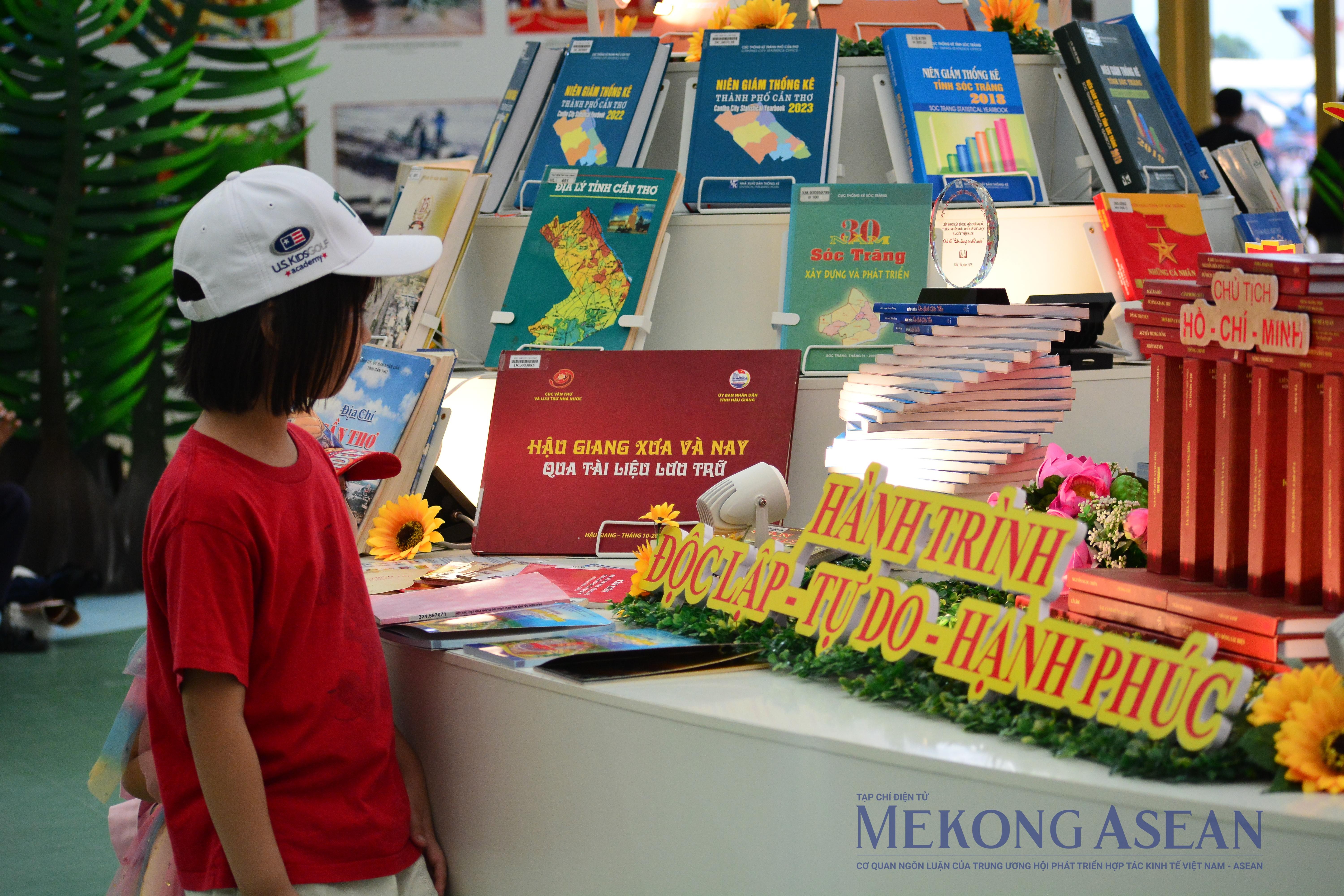 Ngân vang dáng hình sông nước miền Tây tại Triển lãm 80 năm đất nước