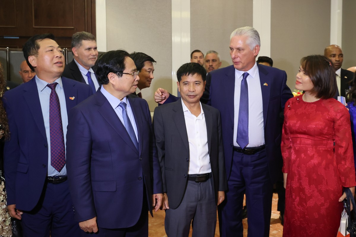 Thủ tướng Phạm Minh Chính cùng Bí thư thứ Nhất, Chủ tịch nước Cuba và đại diện các doanh nghiệp - Ảnh: VGP