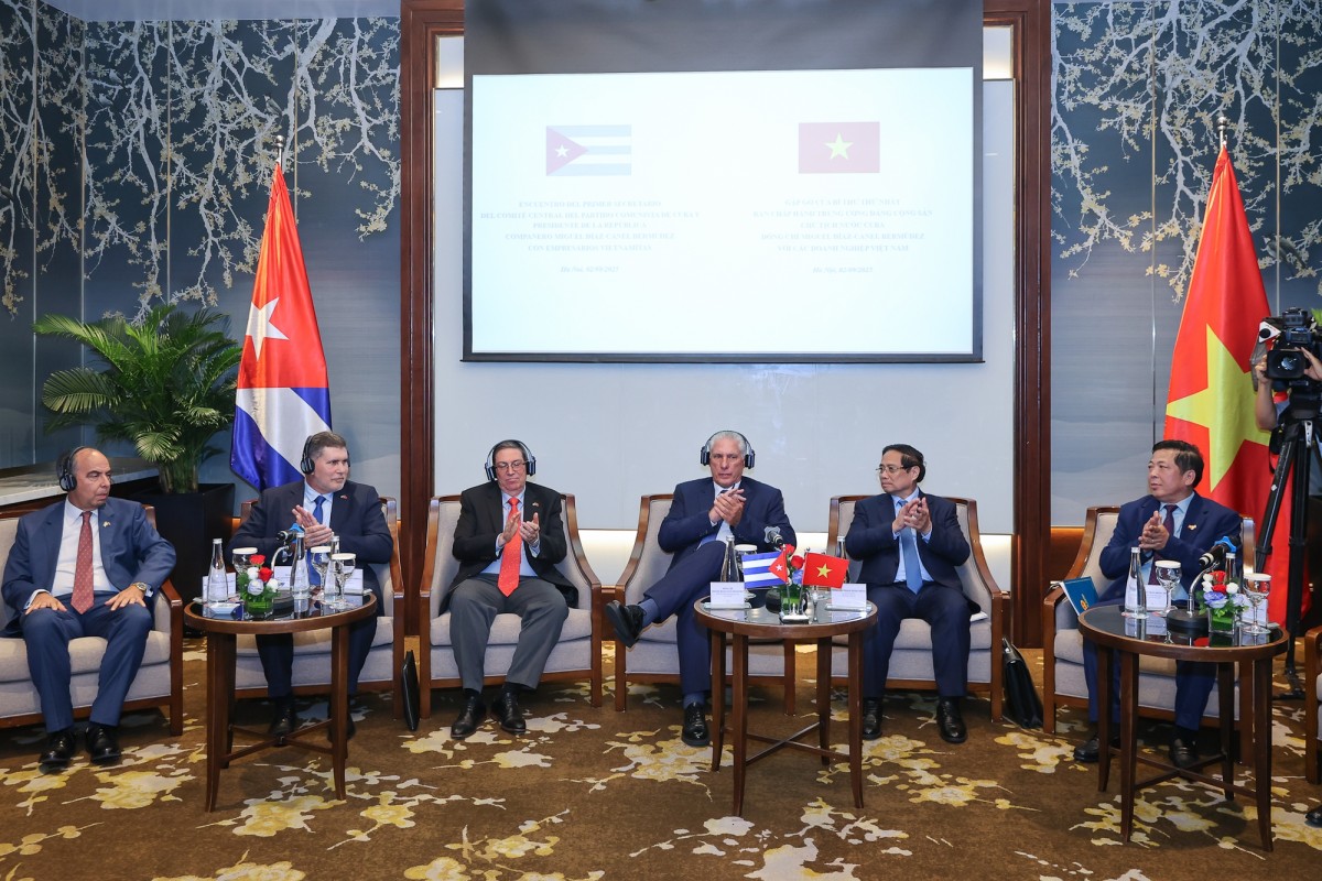 Thủ tướng Phạm Minh Chính cùng Bí thư thứ Nhất, Chủ tịch nước Cuba gặp gỡ các doanh nghiệp để trao đổi, thúc đẩy hợp tác thương mại, đầu tư. Ảnh: VGP.