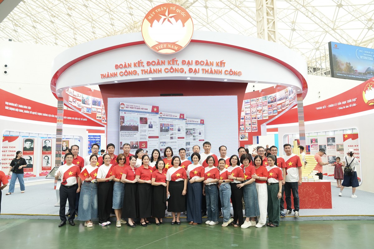 Trung tâm Triển lãm Việt Nam được “nhuộm đỏ” bởi triệu trái tim yêu nước