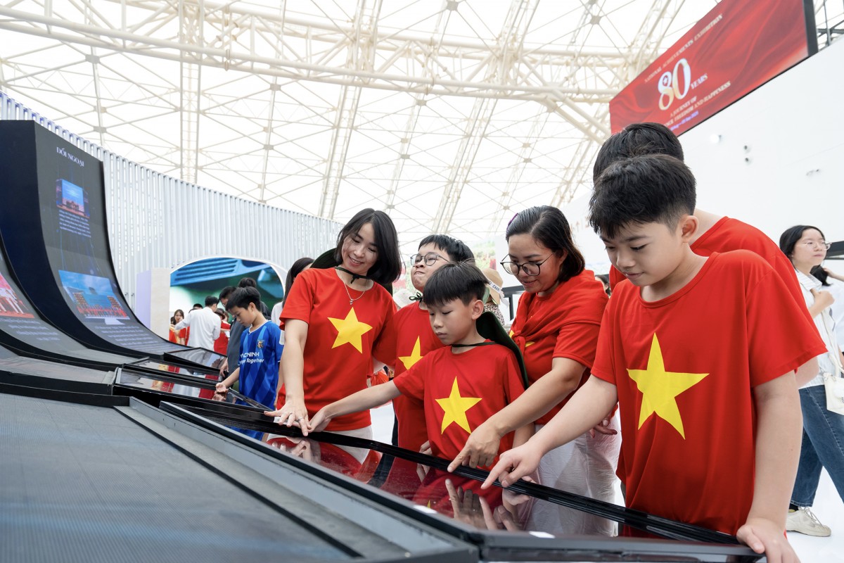 Trung tâm Triển lãm Việt Nam được “nhuộm đỏ” bởi triệu trái tim yêu nước