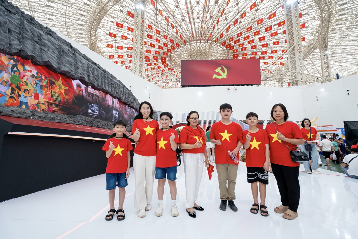 Trung tâm Triển lãm Việt Nam được “nhuộm đỏ” bởi triệu trái tim yêu nước