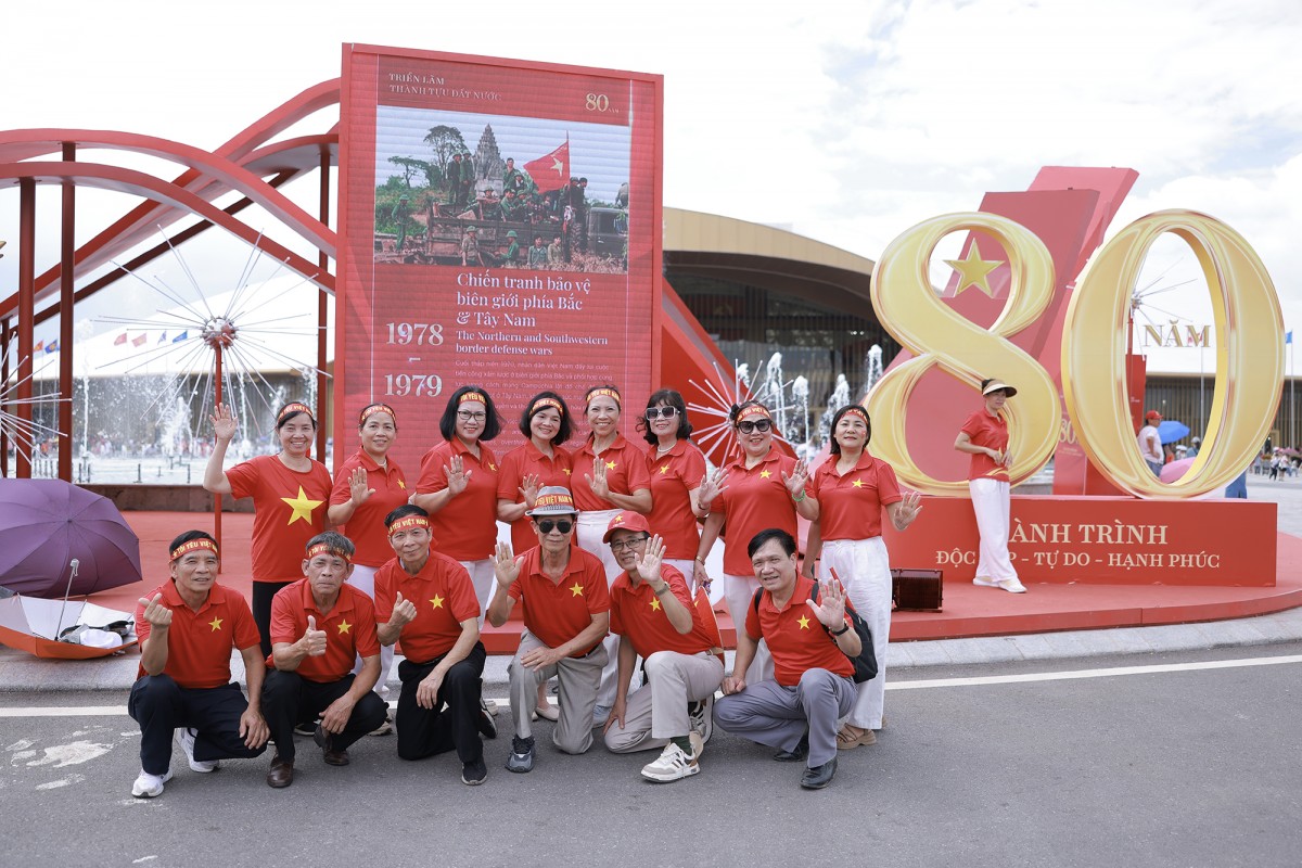 Trung tâm Triển lãm Việt Nam được “nhuộm đỏ” bởi triệu trái tim yêu nước