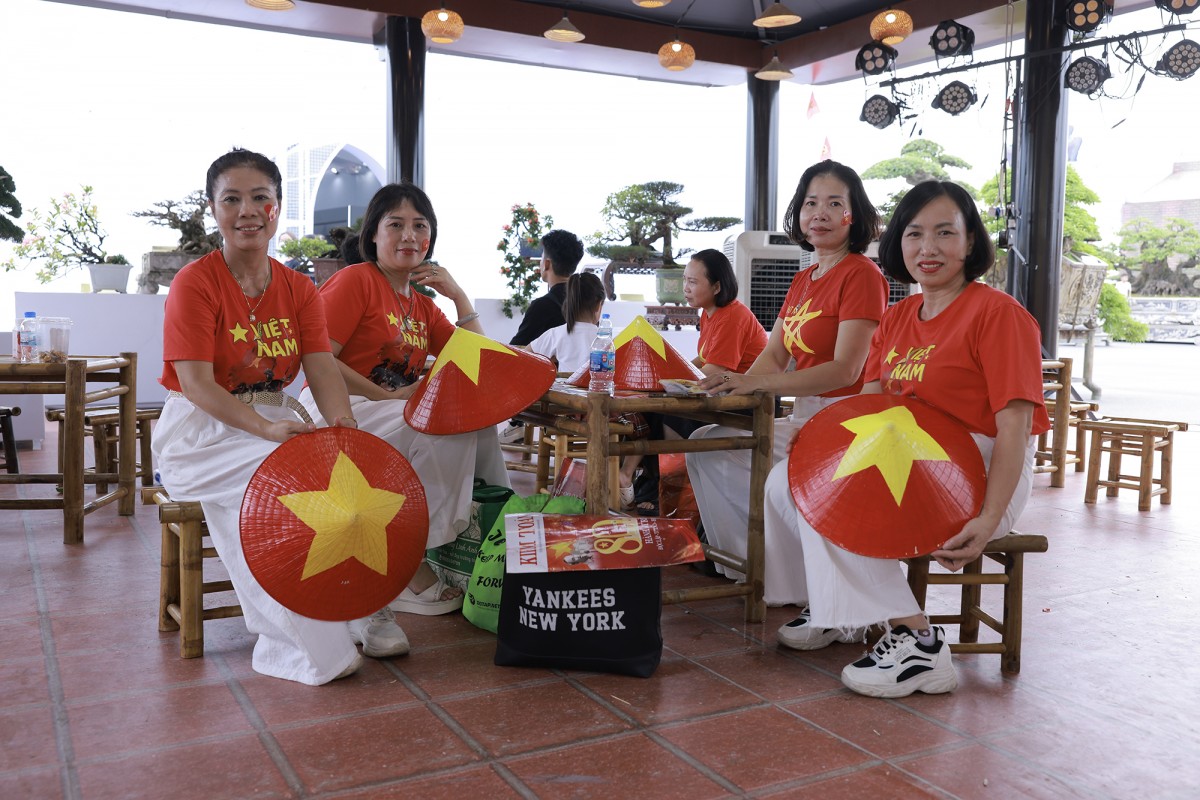 Trung tâm Triển lãm Việt Nam được “nhuộm đỏ” bởi triệu trái tim yêu nước