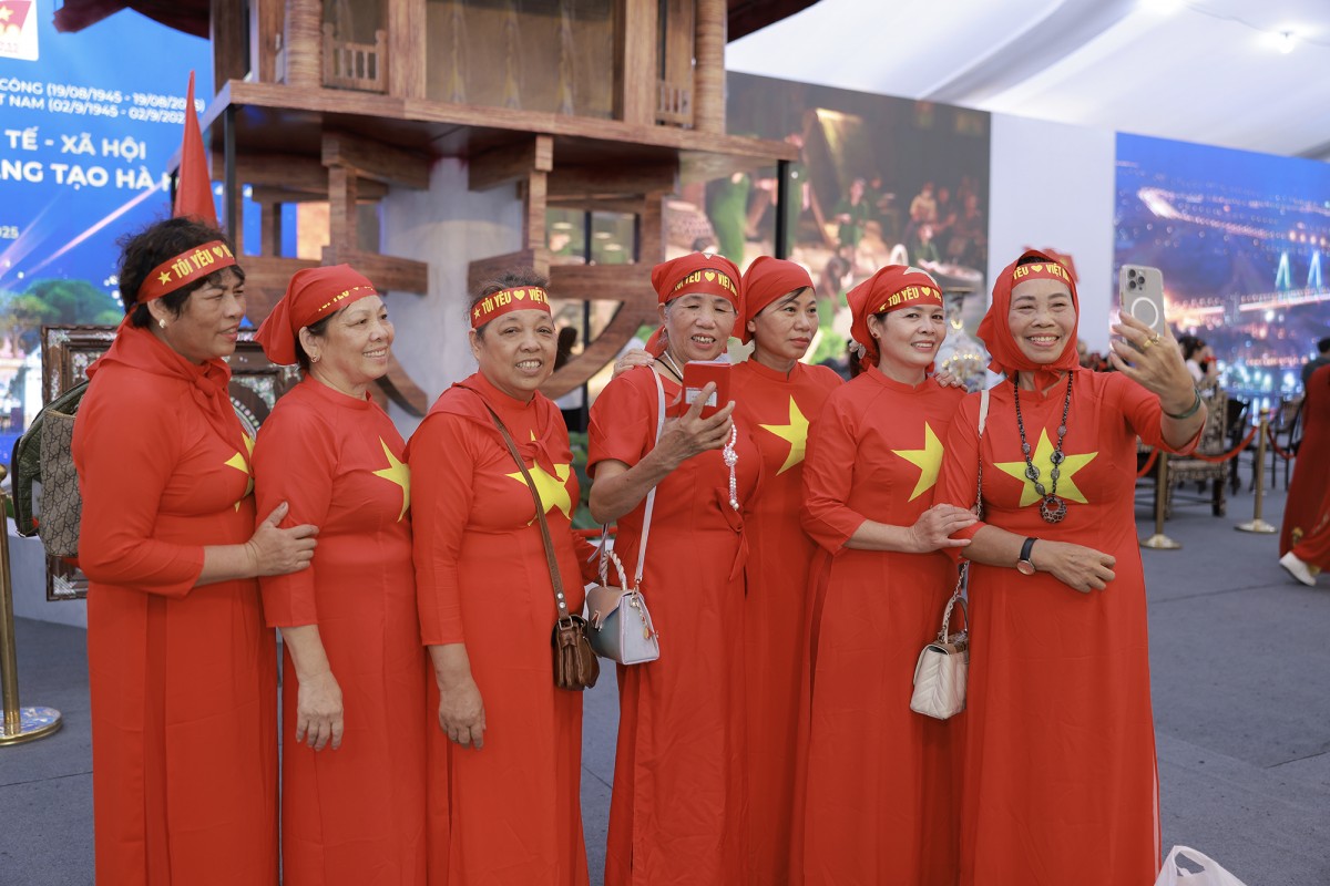 Trung tâm Triển lãm Việt Nam được “nhuộm đỏ” bởi triệu trái tim yêu nước