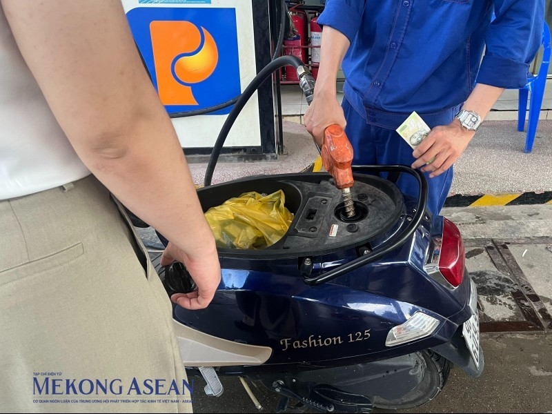 Xăng RON 95 giảm chưa đến 100 đồng/lít