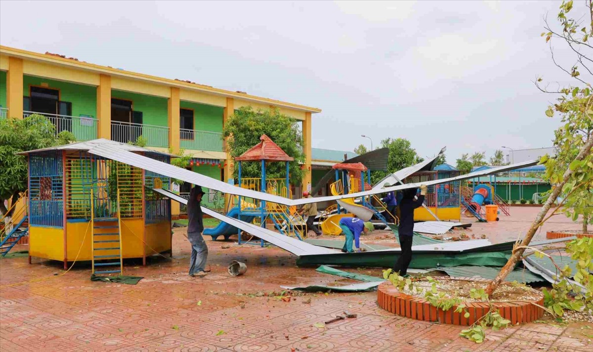 Các đơn vị trường học trên địa bàn xã Hưng Nguyên (tỉnh Nghệ An) khắc phục thiệt hại sau bão số 5.