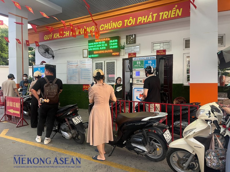 Xăng RON 95 tăng giá phiên thứ ba liên tiếp