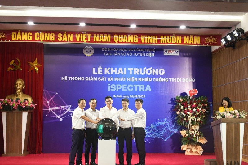 Các đại biểu bấm nút Khai trương Hệ thống giám sát và phát hiện nhiễu thông tin di động iSpectra.