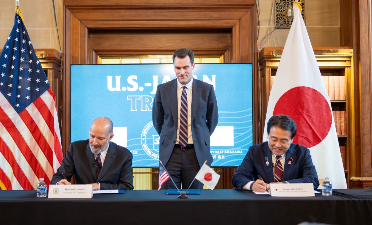 Lễ ký cam kết gói đầu tư 550 tỷ USD của Nhật Bản vào Mỹ. Ảnh: X/@howardlutnick