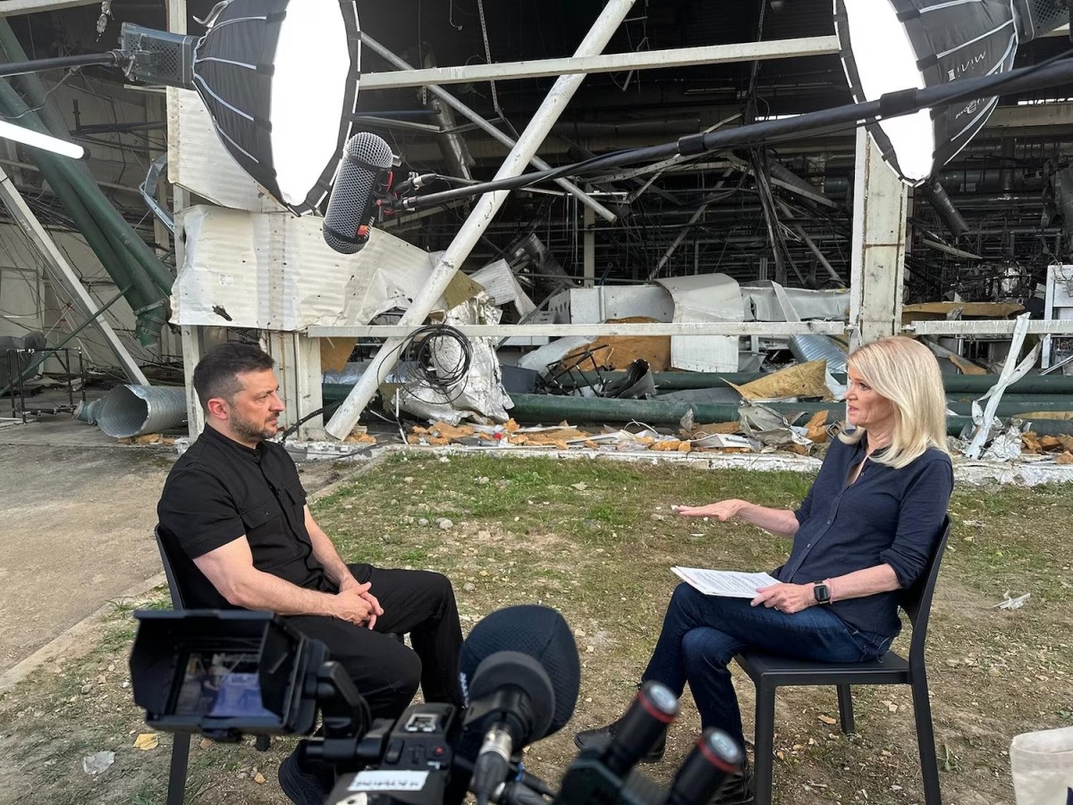 Tổng thống Ukraine Volodymyr Zelensky và phóng viên Martha Raddatz. Ảnh: ABC News