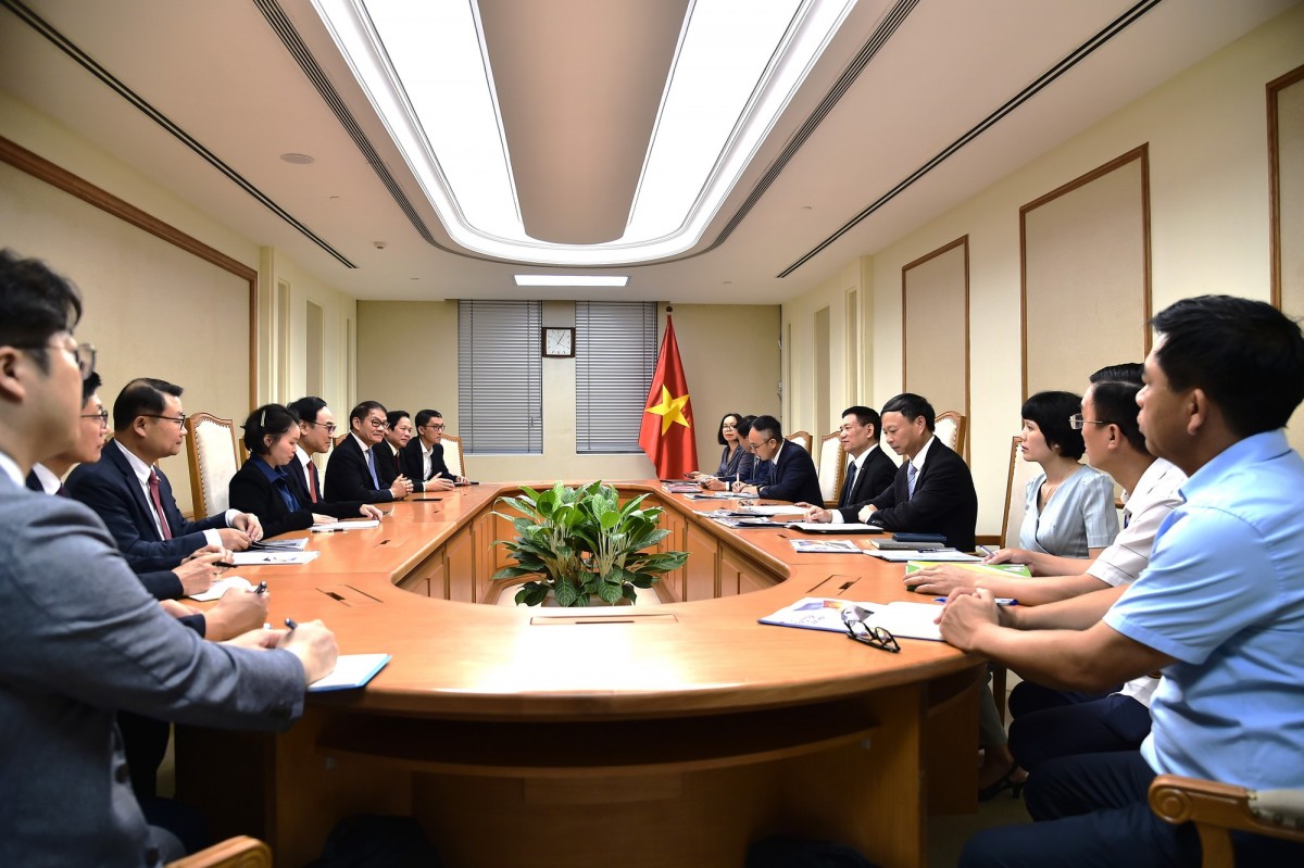 Phó Thủ tướng Hồ Đức Phớc đã tiếp và làm việc với Chủ tịch THACO Trần Bá Dương và ông Lee Yong-bae, Tổng Giám đốc Hyundai Rotem.