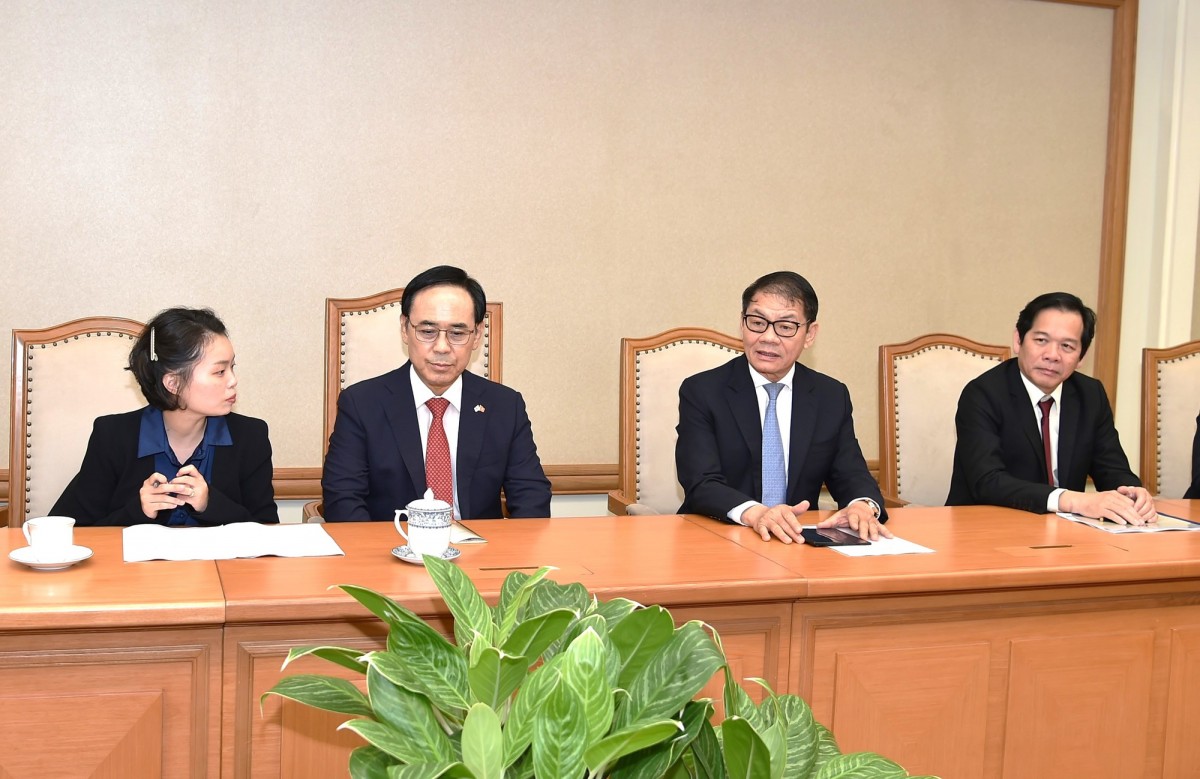 Chủ tịch THACO Trần Bá Dương và ông Lee Yong-bae, Tổng Giám đốc Hyundai Rotem tại buổi tiếp. Ảnh: VGP.