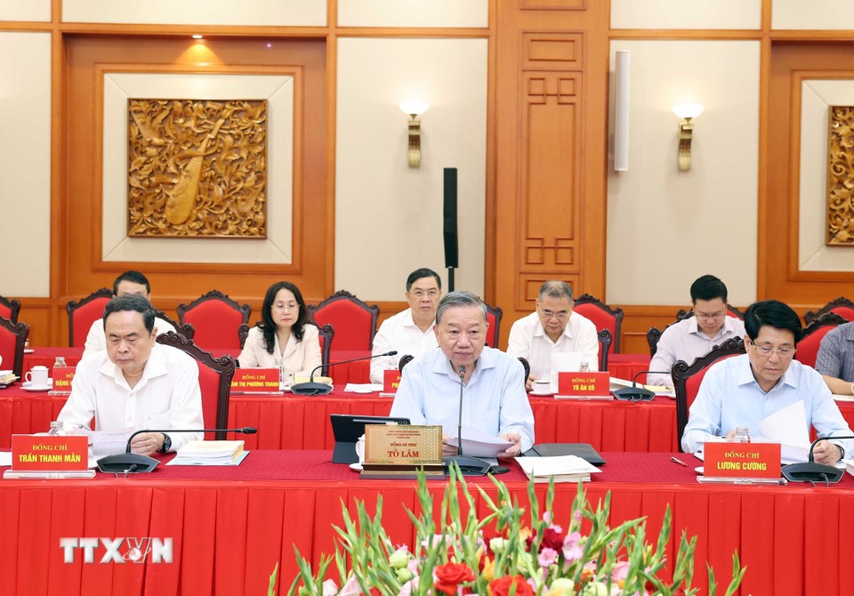  Bộ Chính trị đã làm việc với Ban Thường vụ Đảng ủy Chính phủ để cho ý kiến vào dự thảo các văn kiện, phương án nhân sự và công tác chuẩn bị Đại hội đại biểu Đảng bộ Chính phủ lần thứ I, nhiệm kỳ 2025-2030 - Ảnh: TTXVN