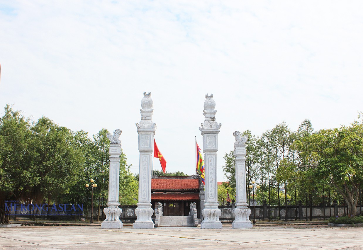 Di tích lịch sử văn hóa quốc gia đền thờ Khúc Thừa Dụ tại thôn Cúc Bồ, xã Khúc Thừa Dụ, thành phố Hải Phòng. Ảnh tư liệu: Nghi môn ngoại đền Khúc Thừa Dụ.