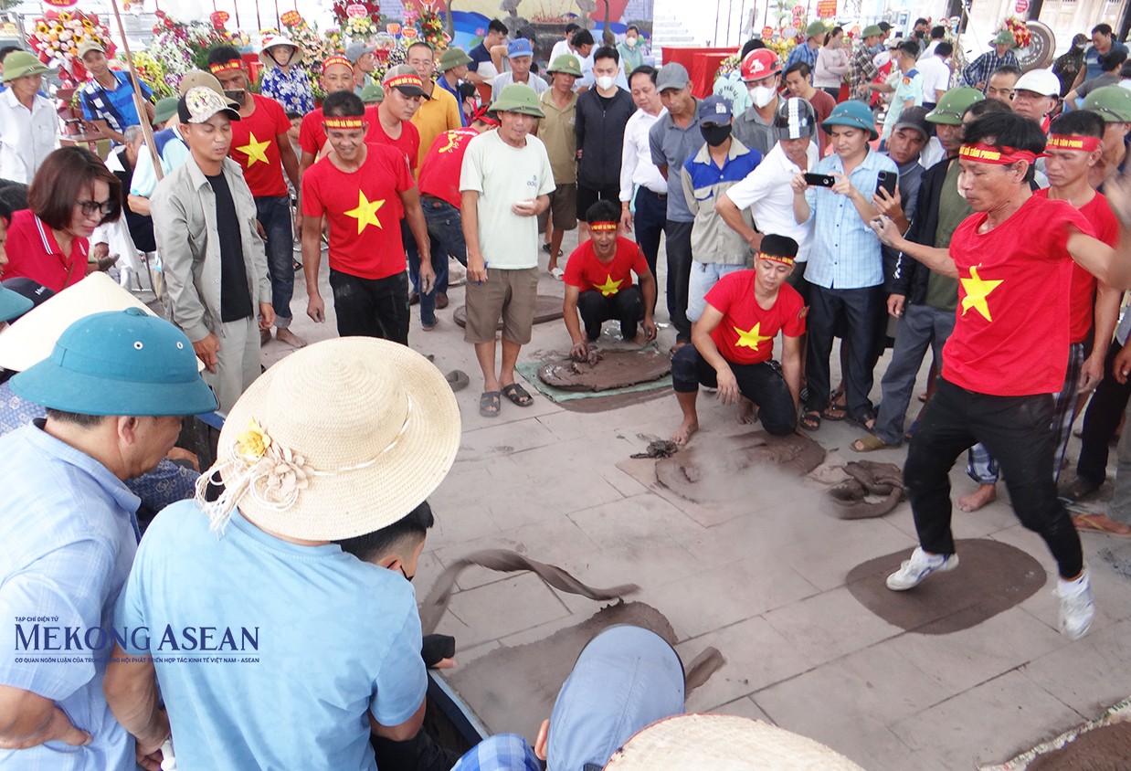 Đông đảo người dân và du khách đến với lễ hội… và xem, cổ vũ cho giải pháo đất.