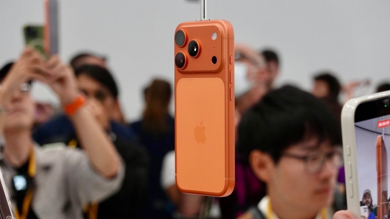 Thiết kế mới với màu cam khiến iPhone 17 Pro có sự khác biệt rõ so với thế hệ trước. Ảnh: 9to5mac. Thiết kế mới với màu cam khiến iPhone 17 Pro có sự khác biệt rõ so với thế hệ trước. Ảnh: 9to5mac.