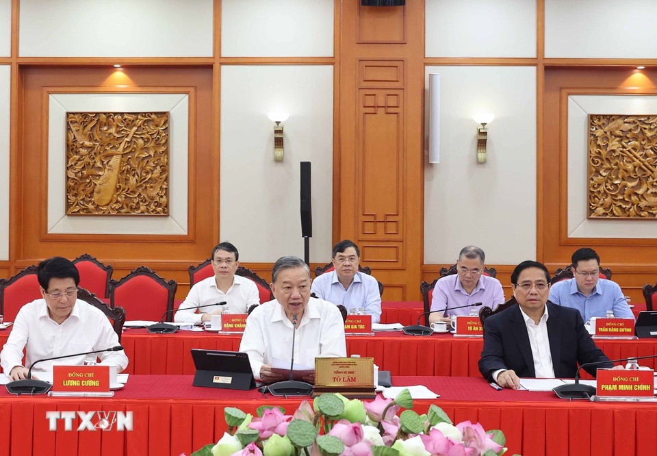 Bộ Chính trị đã làm việc với Ban Thường vụ Đảng ủy Quốc hội để cho ý kiến vào dự thảo các văn kiện, phương án nhân sự và công tác chuẩn bị Đại hội đại biểu Đảng bộ Quốc hội lần thứ I, nhiệm kỳ 2025-2030.