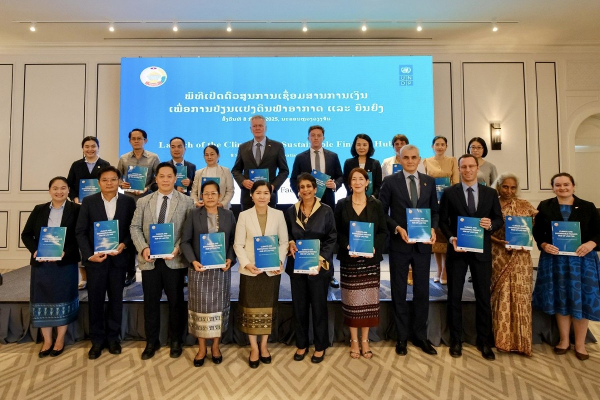 Bà Kanni Wignaraja và các quan chức chụp ảnh kỷ niệm tại Lễ khánh thành Trung tâm Tài chính Bền vững và Khí hậu tại thủ đô Vientiane ngày 8/9. Ảnh: X/@ kanniwignaraja