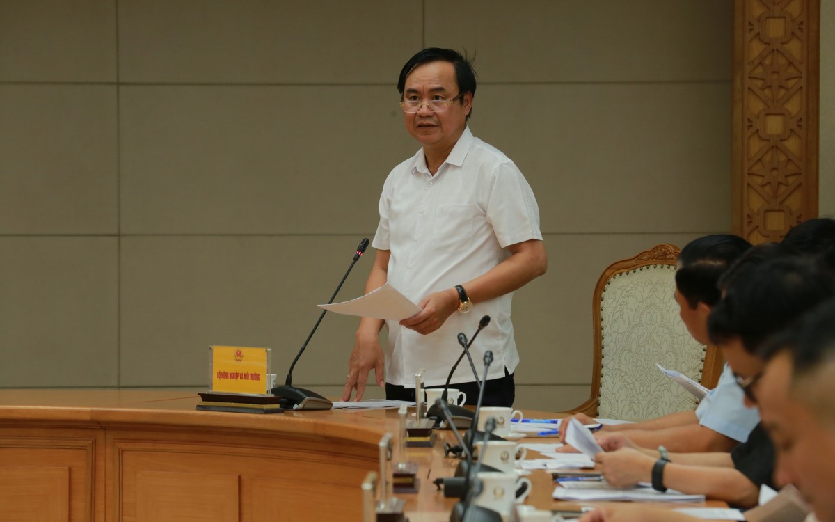 Thứ trưởng Bộ Nông nghiệp và Môi trường Võ Văn Hưng báo cáo tại cuộc họp. Ảnh: VGP.