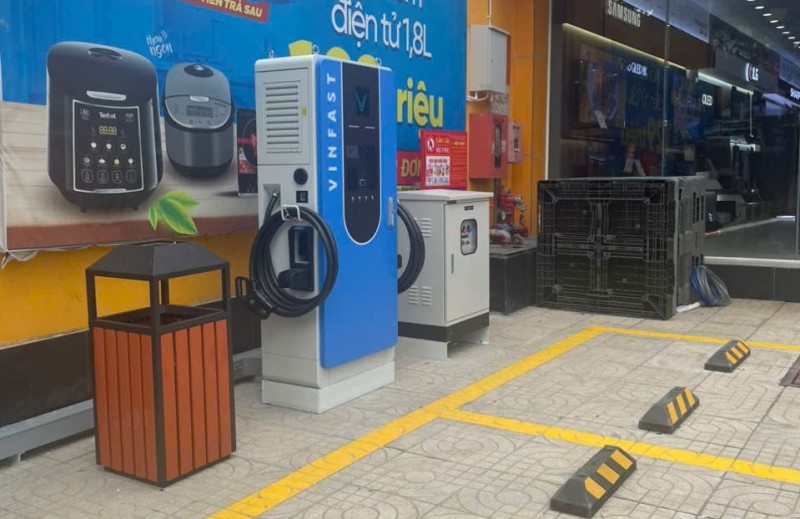 V-Green bắt tay Thế Giới Di Động triển khai trạm sạc xe điện VinFast