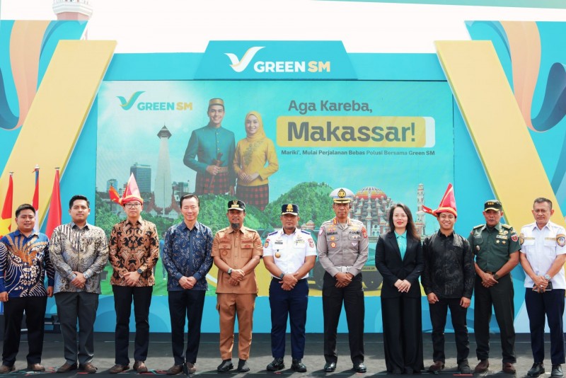 Ông Deny Tjia, Giám đốc điều hành Green SM Indonesia (Thứ 3 từ trái qua) cùng đại diện chính quyền tỉnh Nam Sulawesi, thành phố Makassar và các đối tác khách mời tham dự buổi lễ khai trương. Nguồn: VinFast.
