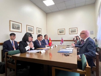 Anh sẵn sàng hỗ trợ Việt Nam xây dựng trung tâm tài chính quốc tế