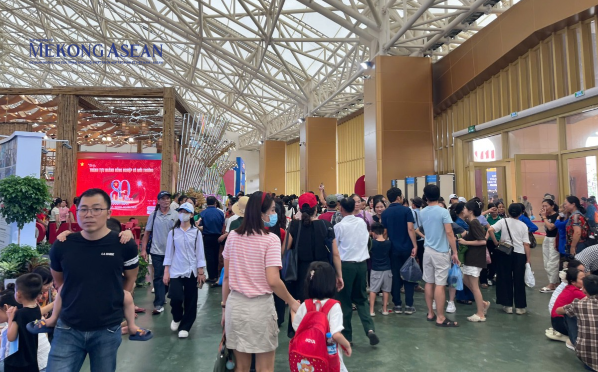 Đông đảo người dân đi xem triển lãm. Ảnh: Thảo Ngân/Mekong ASEAN.