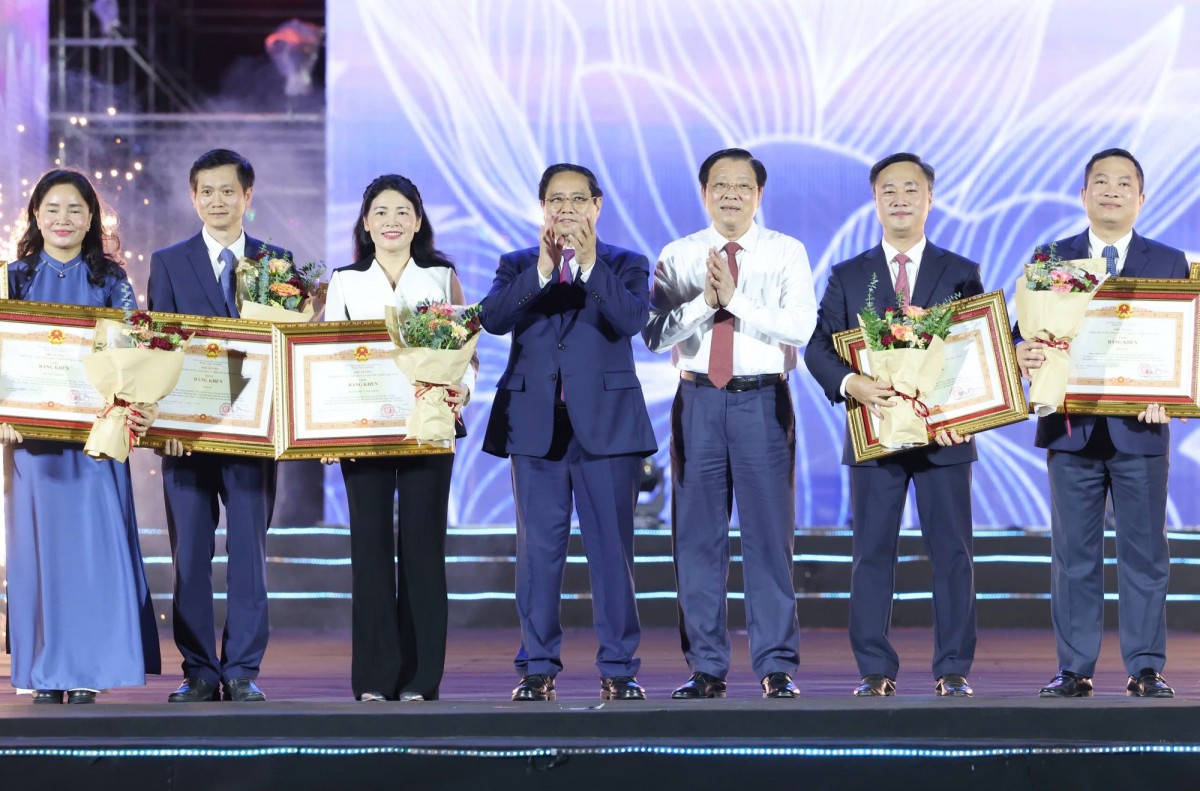 Thủ tướng Phạm Minh Chính và Trưởng Ban Nội chính Trung ương Phan Đình Trạc chúc mừng các cơ quan được trao Bằng khen của Thủ tướng Chính phủ vì có thành tích xuất sắc trong tổ chức và thực hiện Triển lãm - Ảnh: VGP