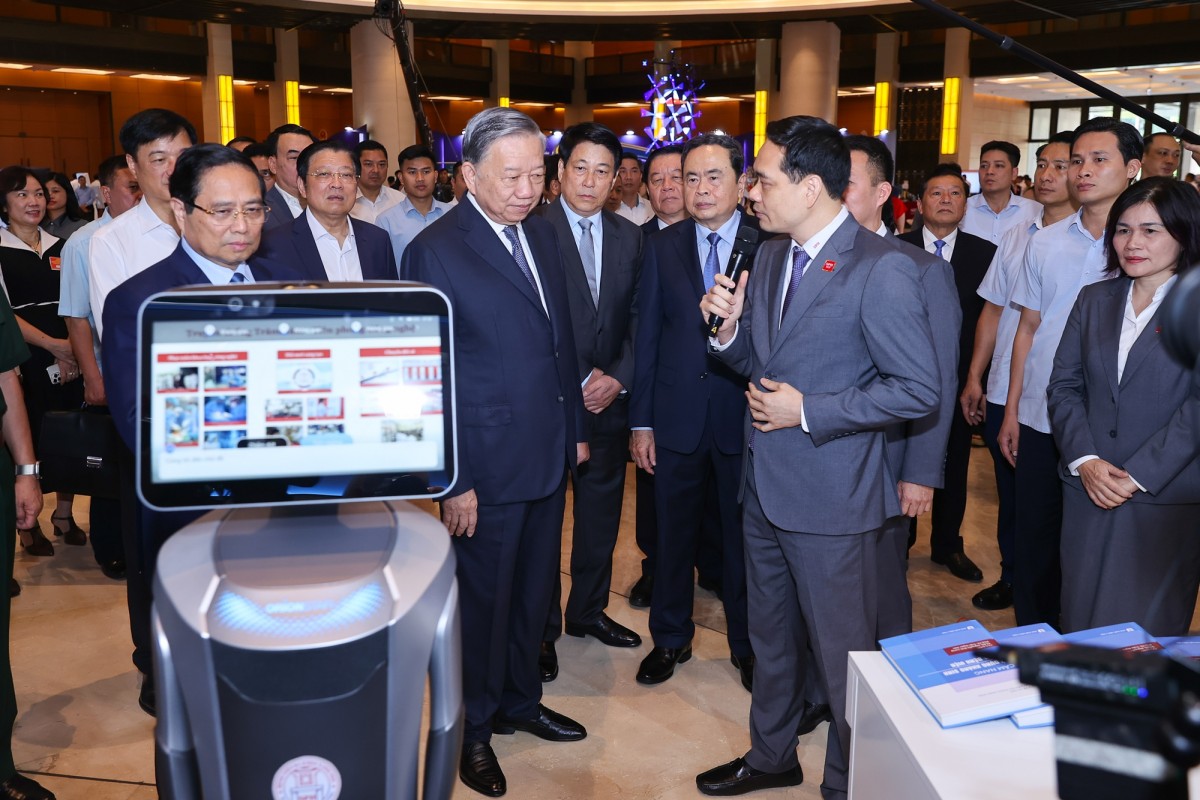 Các đại biểu tham quan triển lãm những thành tựu nổi bật trong hai lĩnh vực y tế và giáo dục tại điểm cầu chính Nhà Quốc hội - Ảnh: VGP