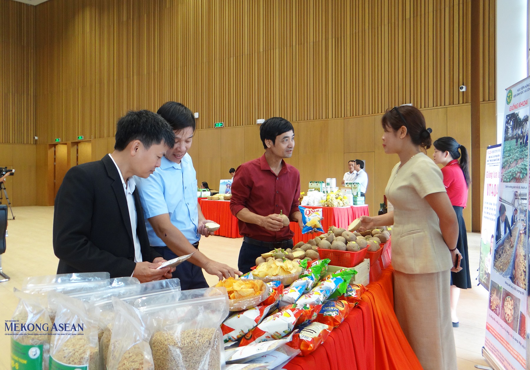 Các đại biểu tham quan các gian hàng trưng bày trong khuôn khổ hội nghị.