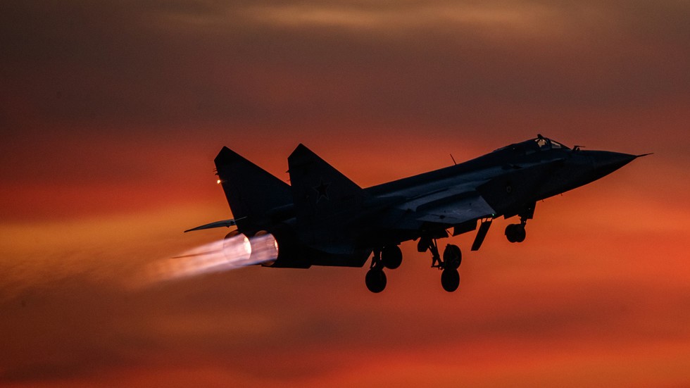 Tổng thống Czech kêu gọi bắn hạ máy bay Nga nếu vi phạm không phận