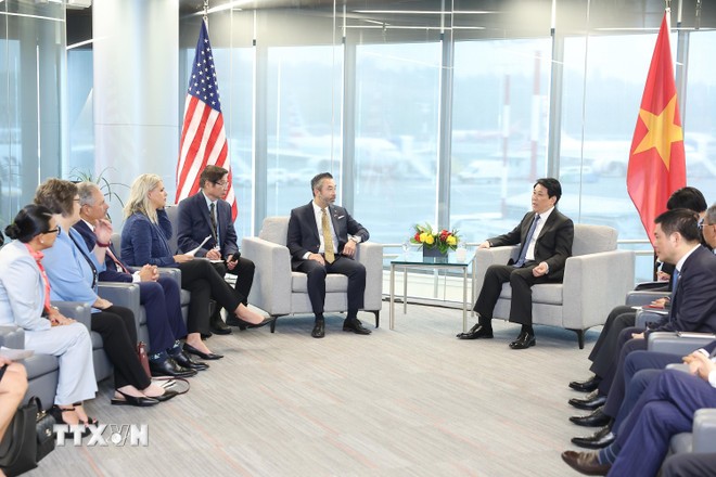 Chủ tịch nước Lương Cường tiếp Đoàn Quốc hội bang Oregon (Hoa Kỳ) do Hạ nghị sỹ Nguyễn Bá Lộc làm Trưởng đoàn. Ảnh: TTXVN.