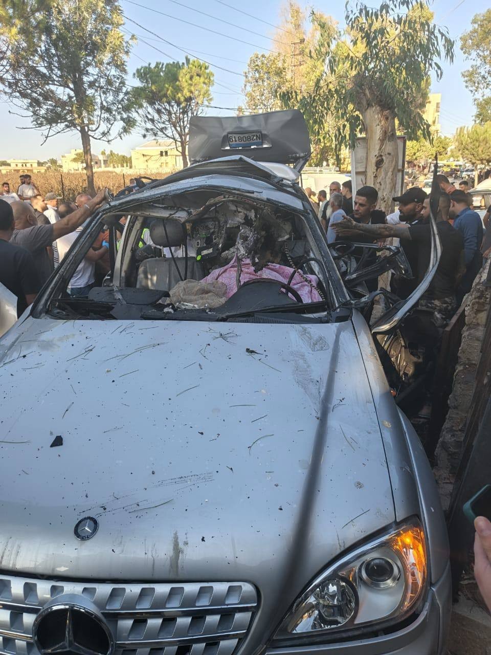 Chiếc ô tô Mercedes sau cuộc không kích. Ảnh: X/@qudsn