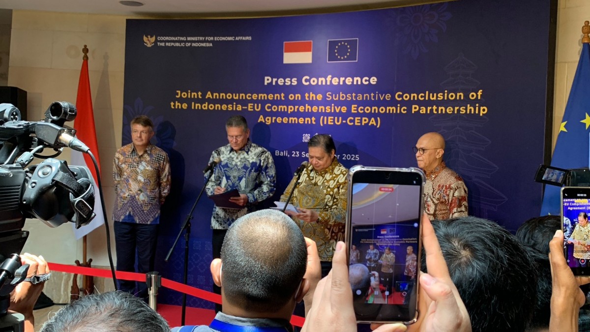 Ông Maros Sefcovic và ông Airlangga Hartarto phát biểu tại buổi họp báo sau lễ ký kết. Ảnh: X/@uni_eropa