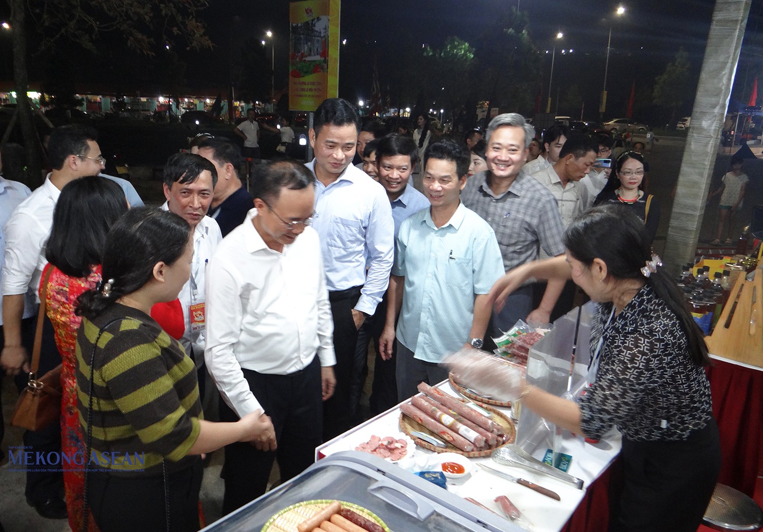 Người dân và du khách tham quan, trải nghiệm các gian hàng tại Tuần Văn hóa, Du lịch và Xúc tiến thương mại tại lễ hội mùa thu Côn Sơn - Kiếp Bạc. Ảnh tư liệu/Phùng Nguyện/Mekong ASEAN.