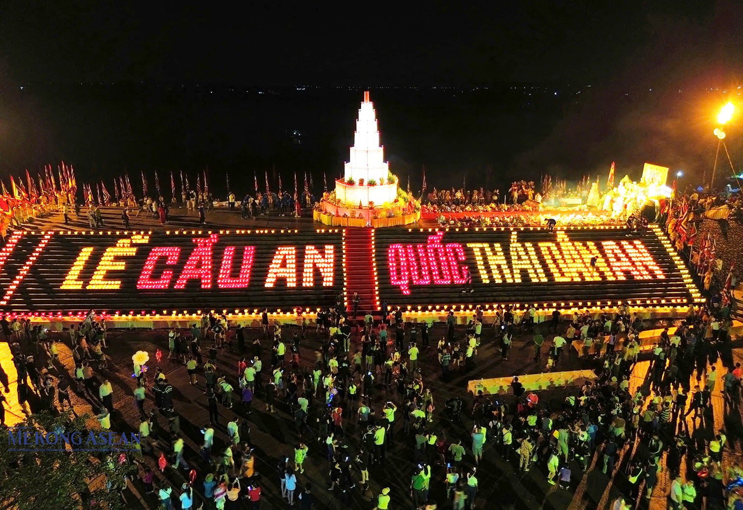 Lễ Cầu an được tổ chức trên đê sông Lục Đầu, phía trước đền Kiếp Bạc. Ảnh tư liệu/Phùng Nguyện/Mekong ASEAN.