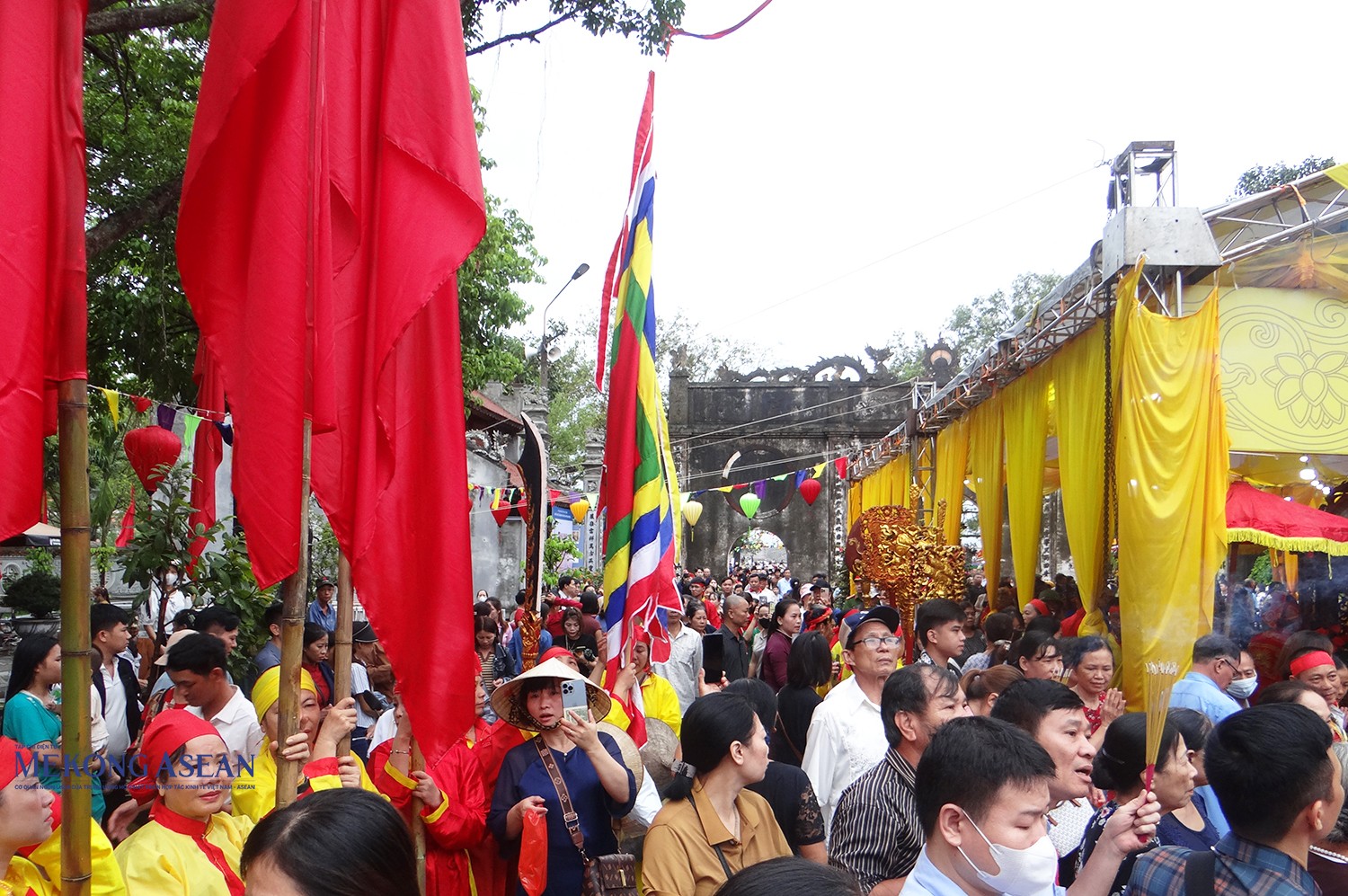 Người dân và du khách nô nức về trẩy hội và dự lễ giỗ Đức Thánh Trần. Ảnh tư liệu/Phùng Nguyện/Mekong ASEAN.