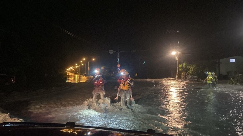 Lính cứu hỏa cõng nạn nhân của vụ lũ lụt đến nơi trú ẩn vào đêm 23/9 tại thị trấn Quang Phục, huyện Hoa Liên. Ảnh: Cơ quan Phòng cháy chữa cháy Đài Loan