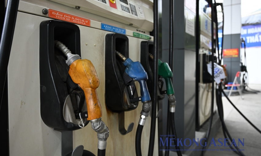 Xăng RON 95 tăng mạnh hơn 5.000 đồng/lít