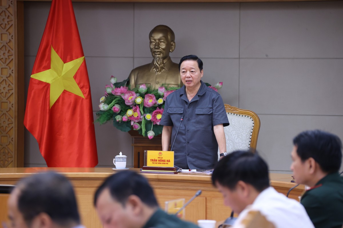 Phó Thủ tướng Trần Hồng Hà đã chủ trì cuộc họp trực tiếp, kết hợp trực tuyến với các thành viên Ban Chỉ đạo phòng thủ dân sự quốc gia, lãnh đạo UBND các tỉnh, thành phố ven biển từ Quảng Ninh đến Quảng Ngãi nhằm triển khai ứng phó với bão số 10 (bão Bualoi).