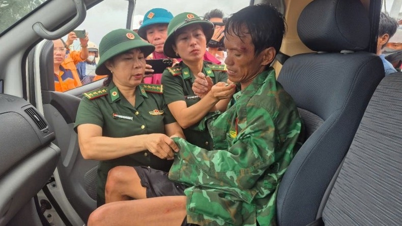 Cứu được 8 ngư dân gặp nạn khi vào bờ tránh bão Bualoi